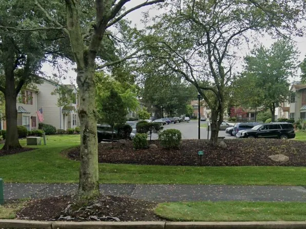 43 Crabapple Ln, Franklin Park, NJ 08823