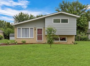 65 Hickory Dr, Lindenhurst, IL