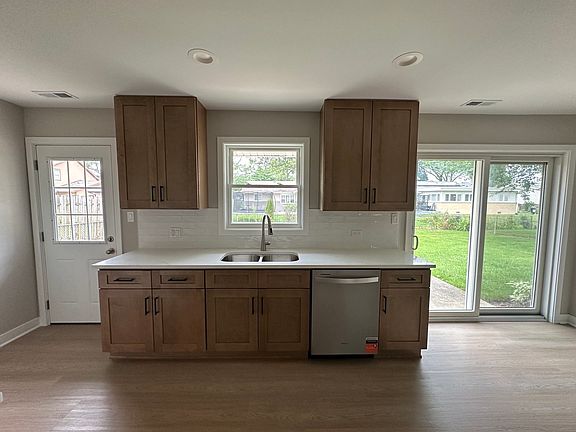 5th image of 38 Evergreen St