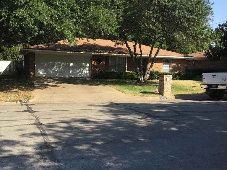 1221 Wedgewood Dr — Photo 1