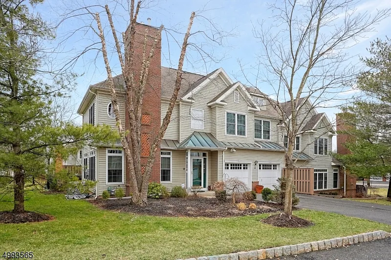 2 Chamberlin Way photo 1
