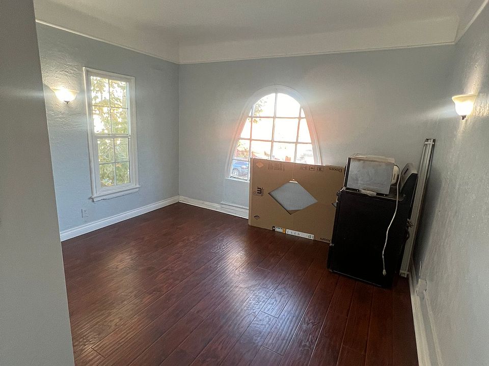 2nd bedroom, door POV