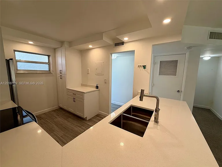 1075 Riverside Dr #306 — Photo 7