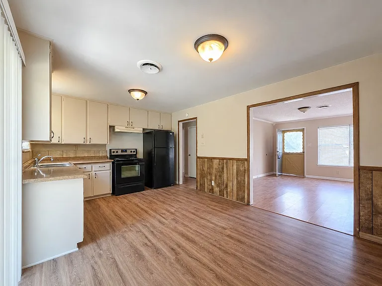 1204 Connell Dr — Photo 5