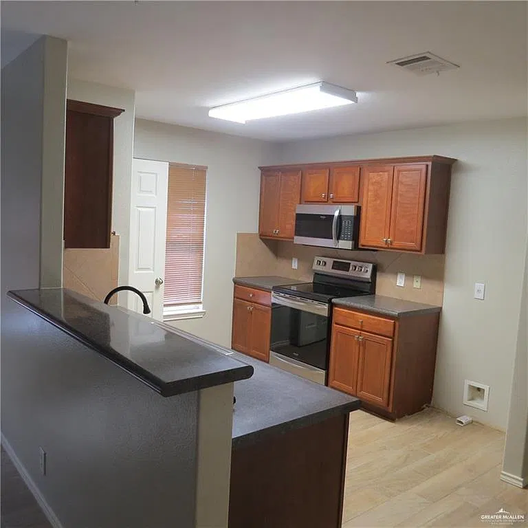 3 bed, 2.0 bath, 1848 sqft, $1,900 — Photo 4