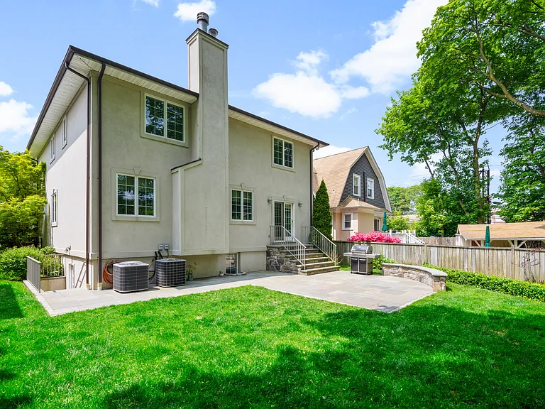 525 Carroll Ave — Photo 32