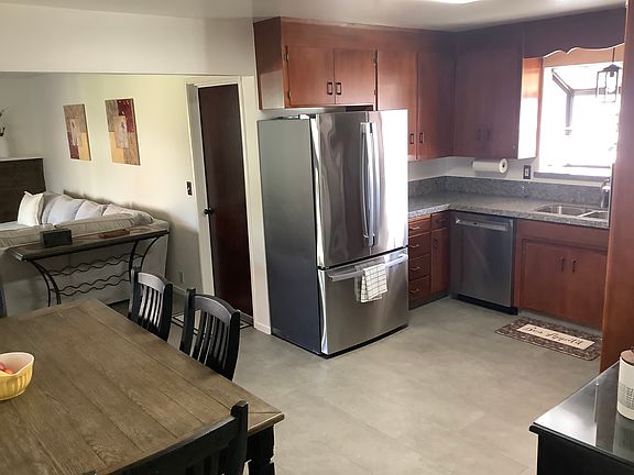 4th image of 453 Leslie Ave