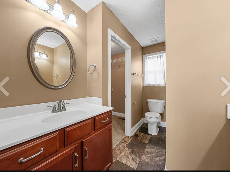 546 Falkland Cir — Photo 2
