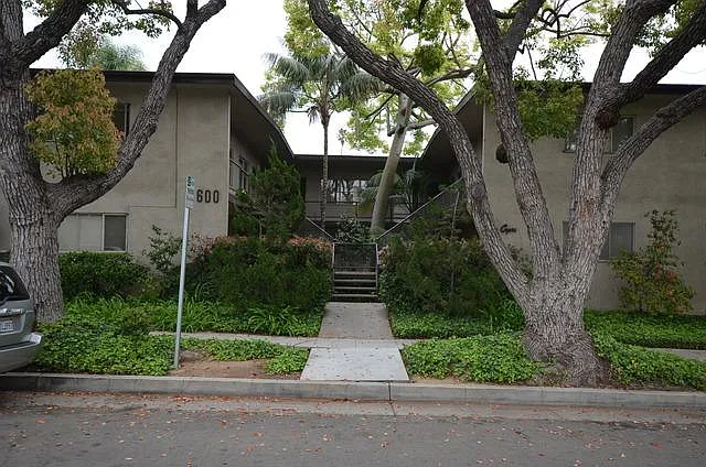 600 S Oak Knoll Ave #4 — Photo 1