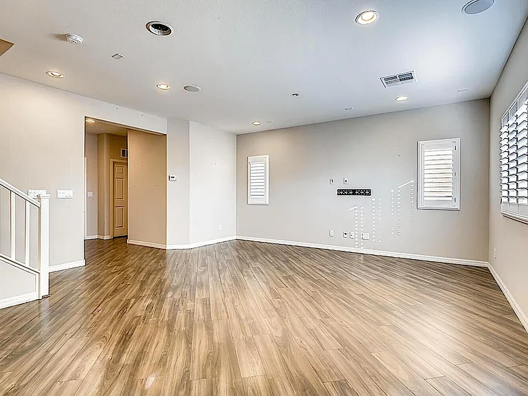 8117 Ancient Oaks Ave — Photo 4