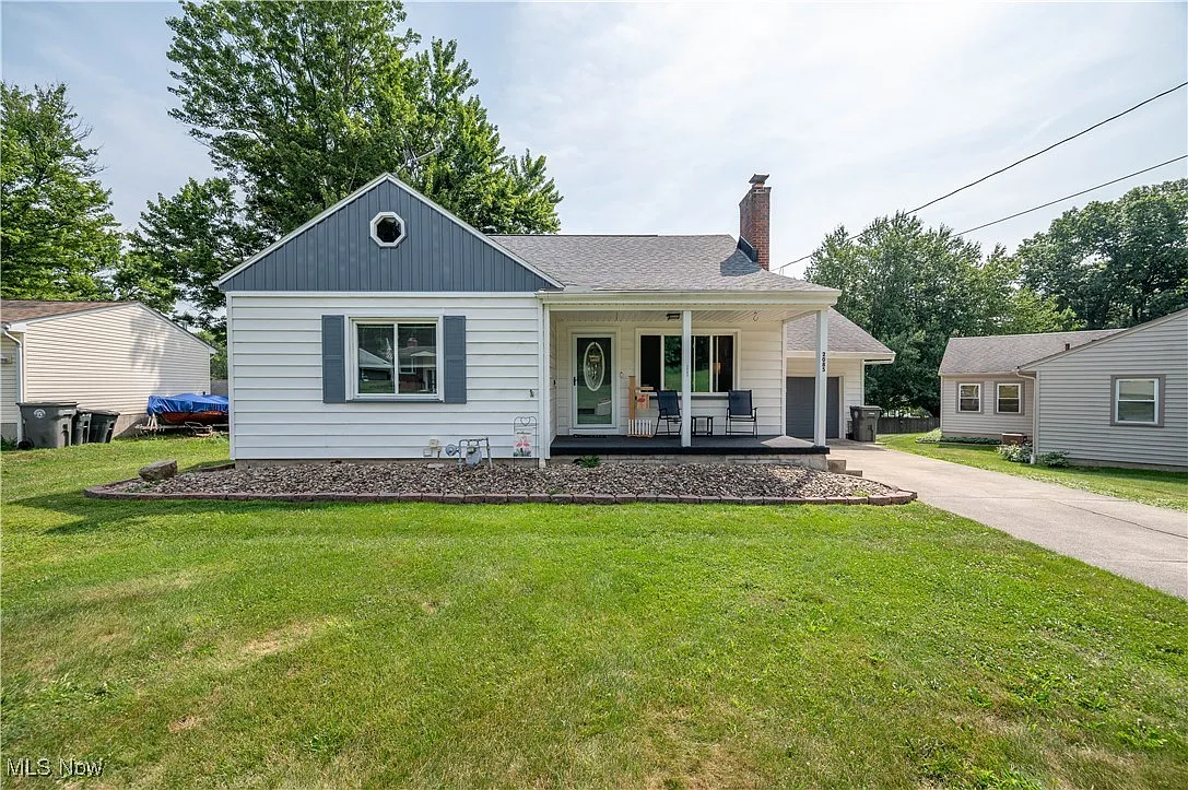 2085 Chapel Hill Dr photo 1