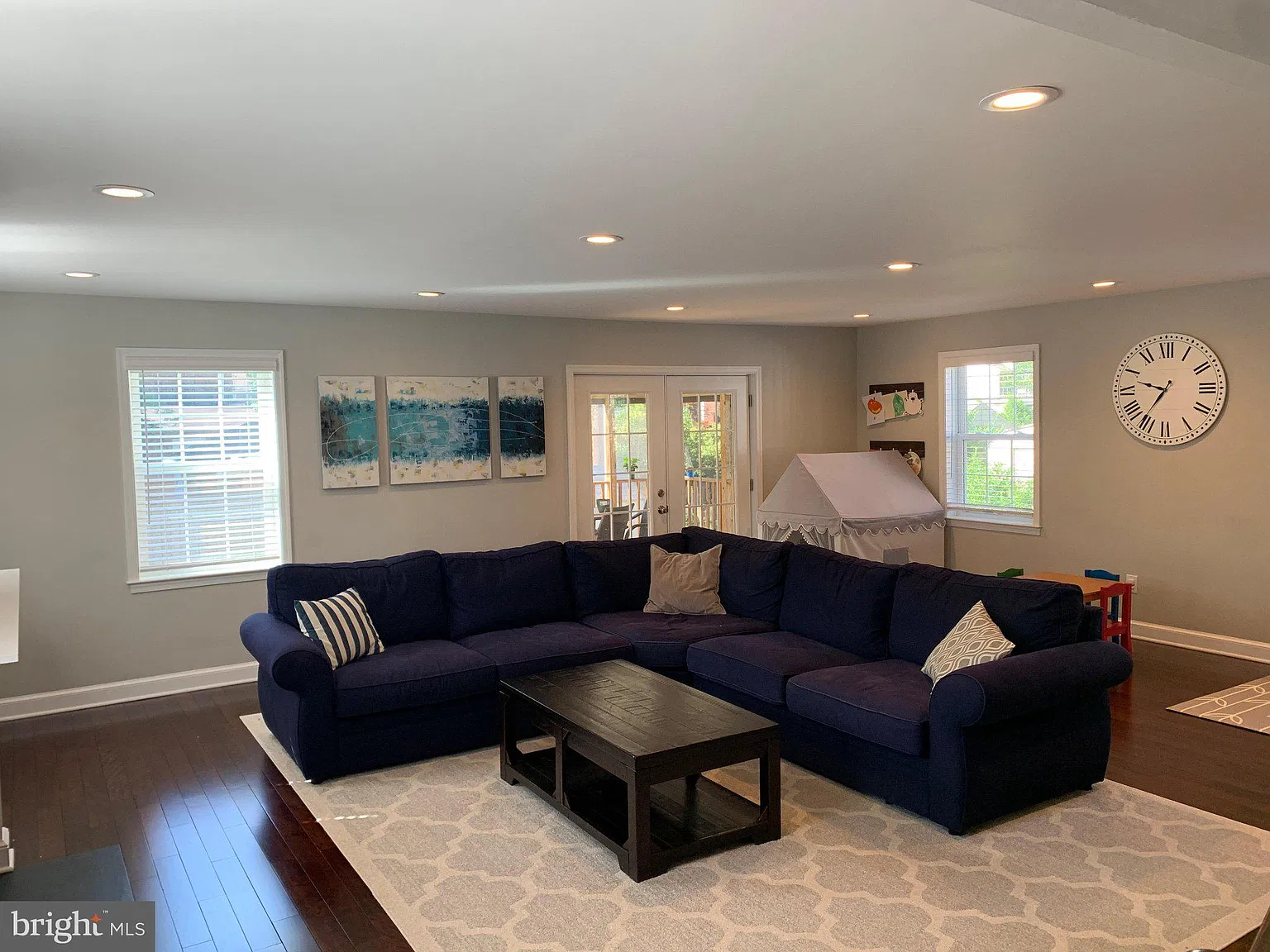 4 bed, 2.5 bath, 2276 sqft, $5,200 — Photo 3