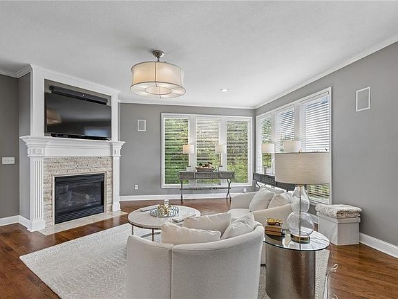 5th image of 5619 Theden St