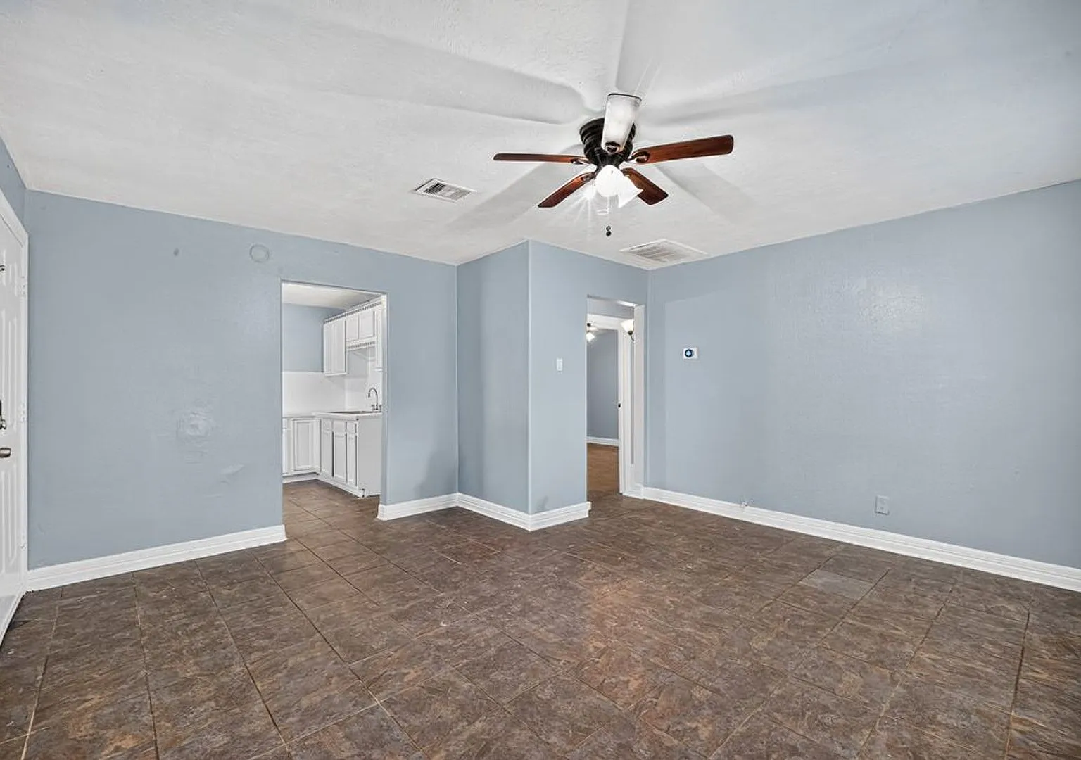 Charming 3-Bedroom Houston Home | Convenient 77033 Location | Housing Vouchers Accepted — Photo 2