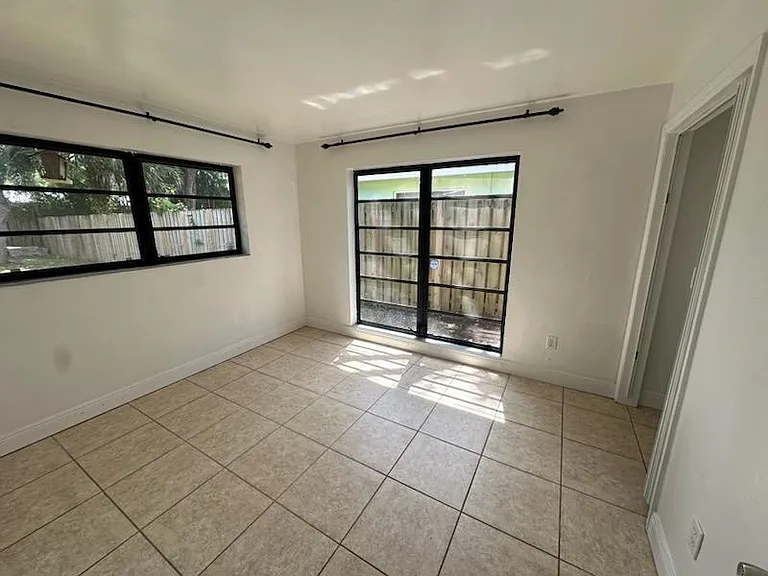 1424 SW 9th St — Photo 15