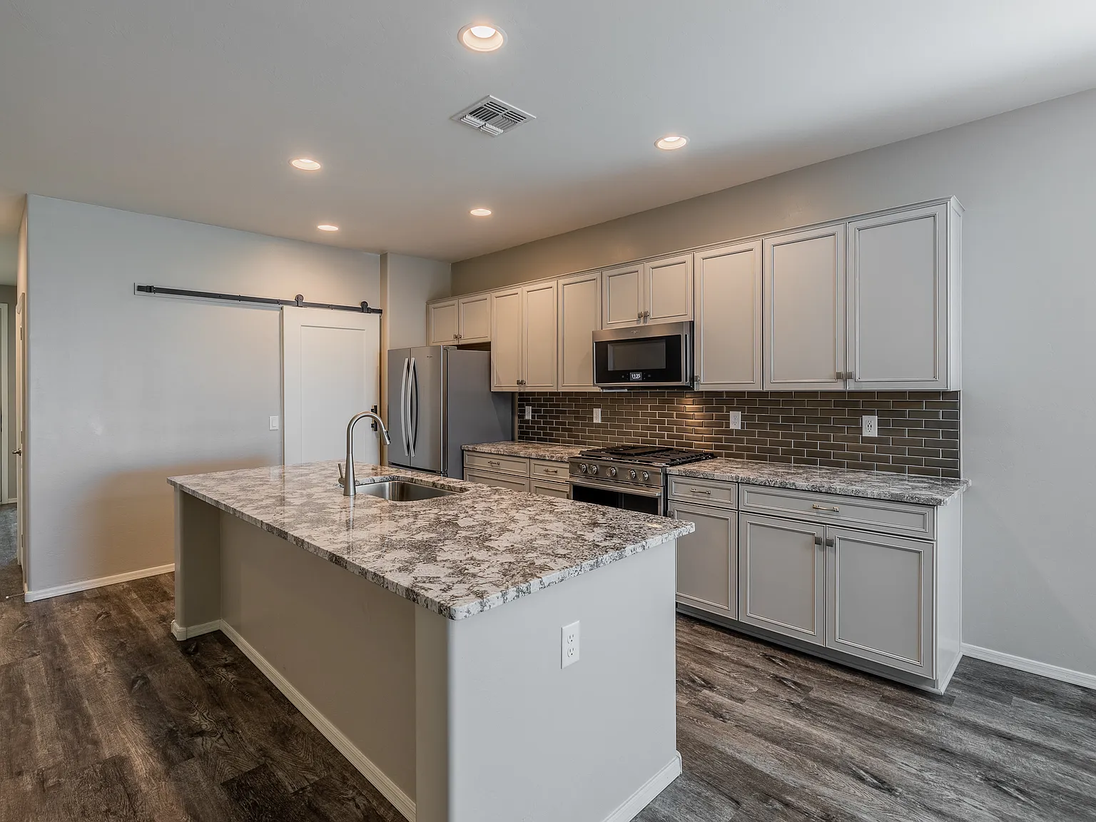 3 bed, 2068 sqft, $2,095 — Photo 4
