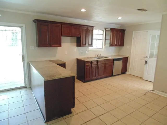 4300 Gwendolyn Dr — Photo 5