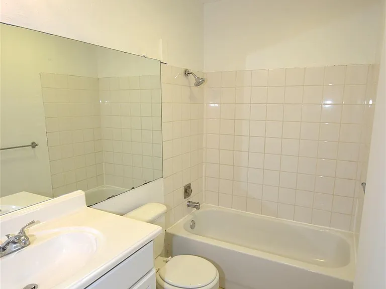 1202 Southport Dr #D — Photo 15