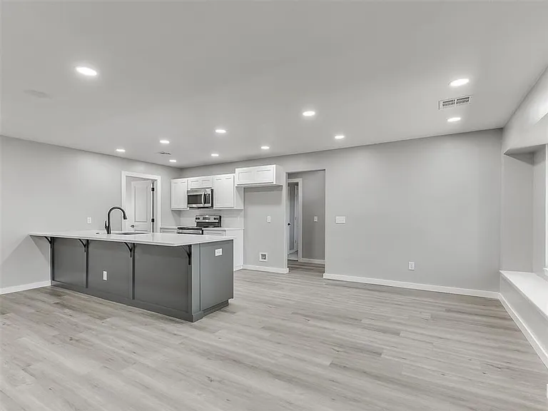 6917 Woodridge Ave — Photo 14