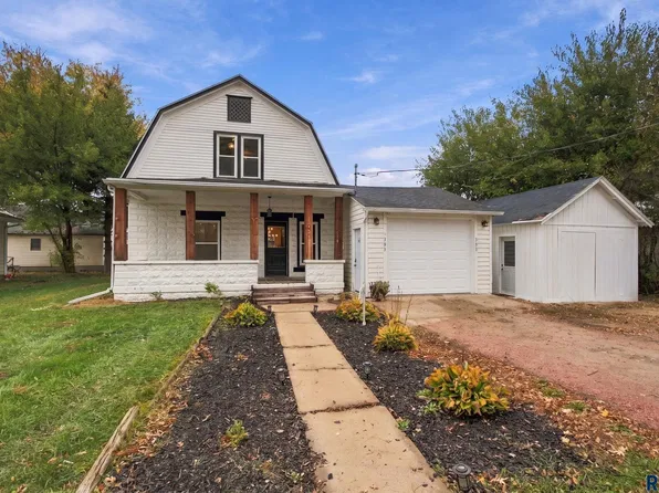 303 E 2nd St, Chester, SD 57016