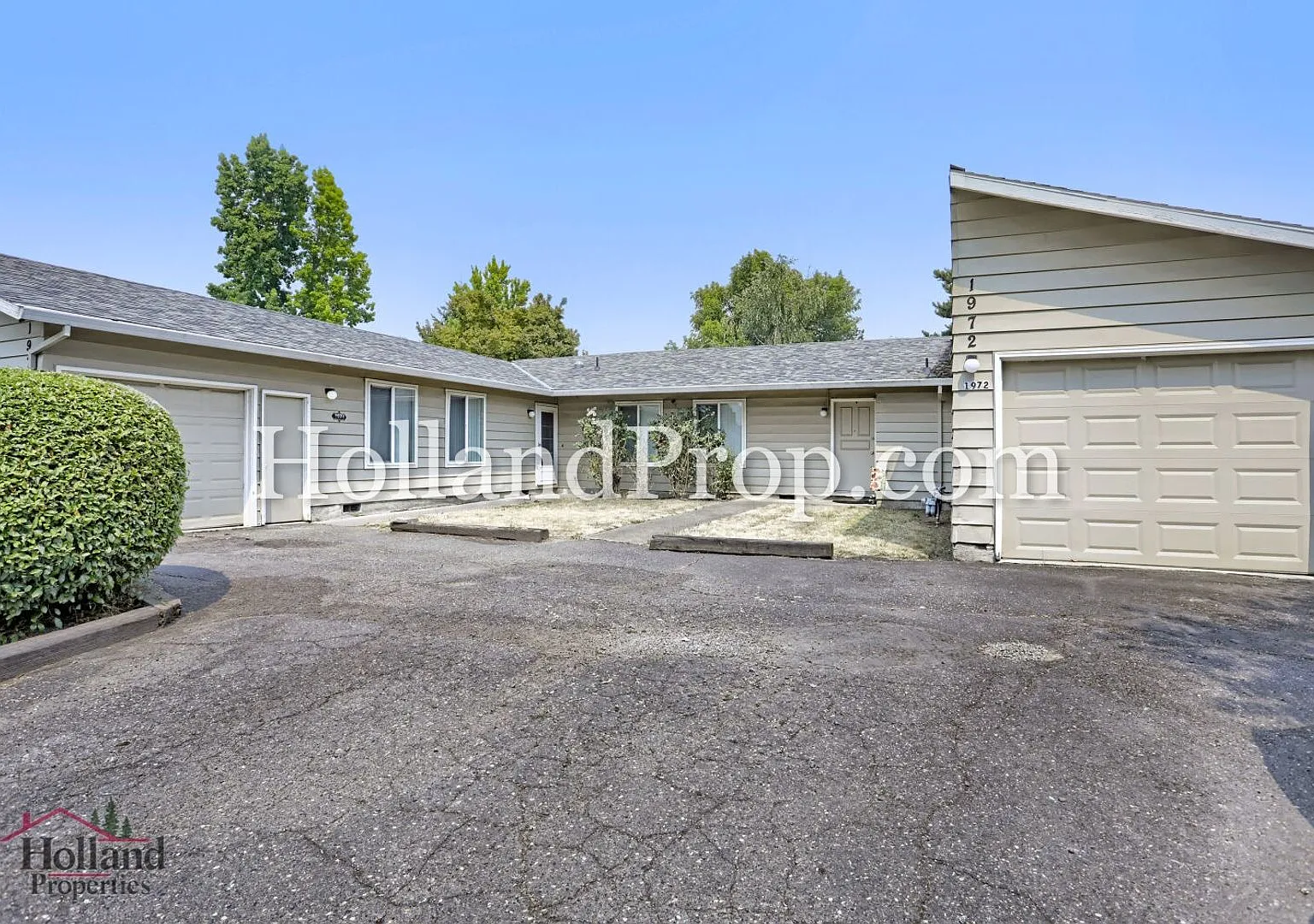 Charming 3-Bedroom Duplex with Fenced Yard, Fireplace & Garage Near Hwy 26! — Photo 2