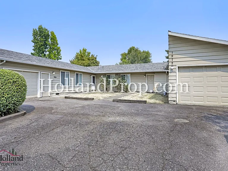1974 NE Barberry Dr — Photo 2