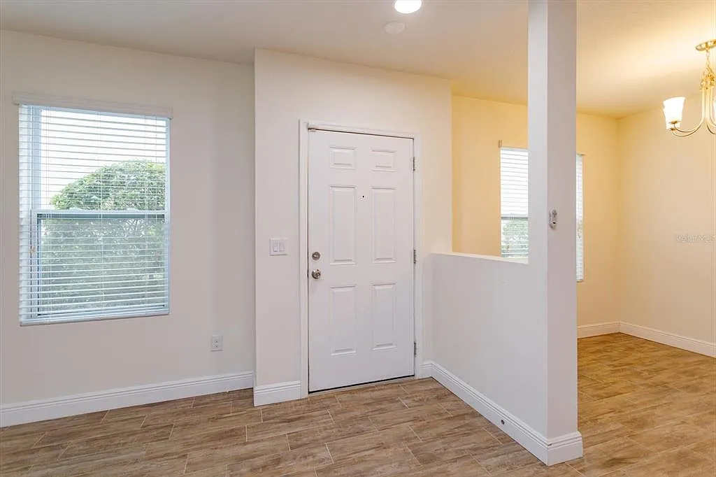 3 bed, 2.5 bath, 1639 sqft, $2,400 — Photo 3
