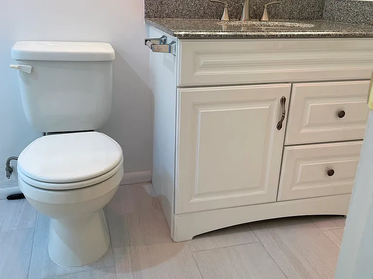 2250 N Beachwood Dr #102 — Photo 9