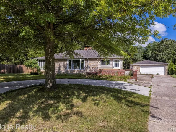 3174 N River Rd, Fort Gratiot, MI 48059