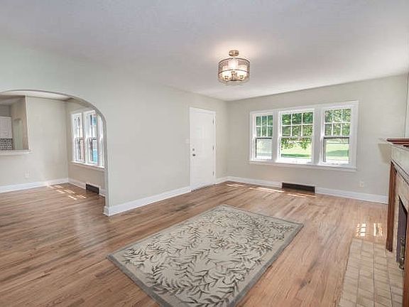 Seller put the rug in the room, so you could see how big this room really is! Arch goes into dining room.