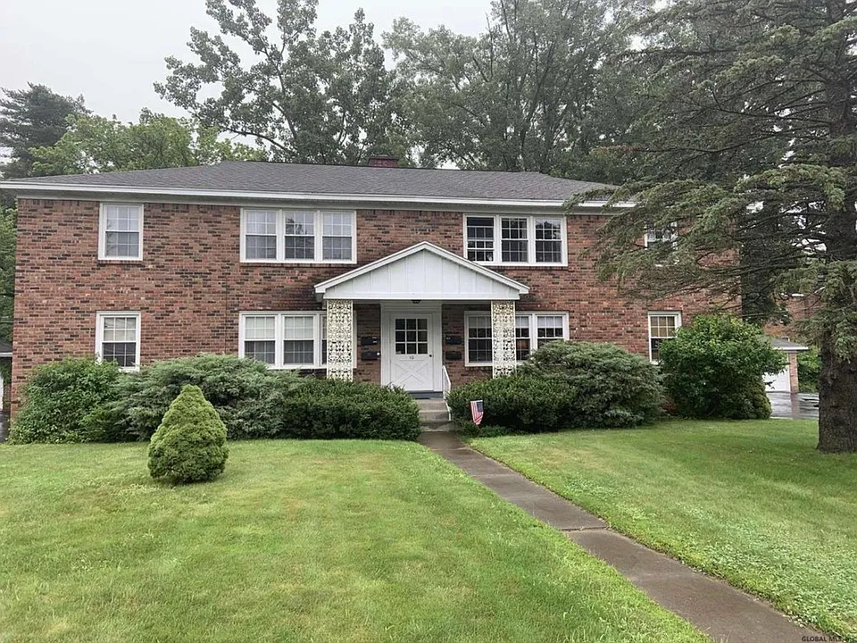 10 Kensington Ct #1