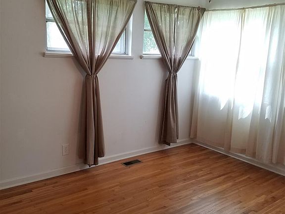 3rd image of 2921 Holiday Dr SW