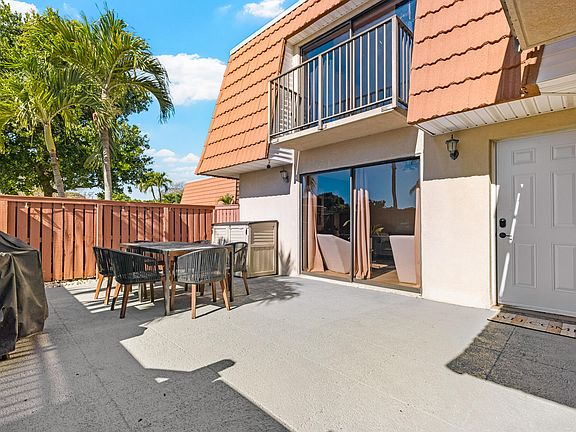 4th image of 2889 SW 11th Place