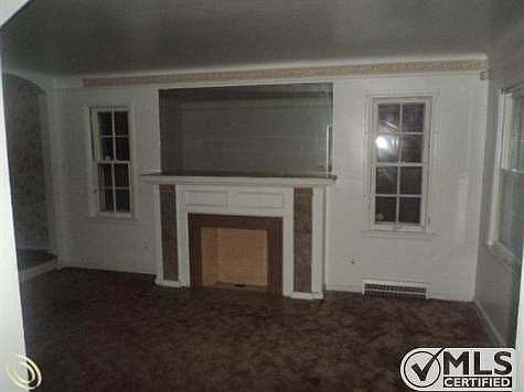 261-890856 living room.JPG