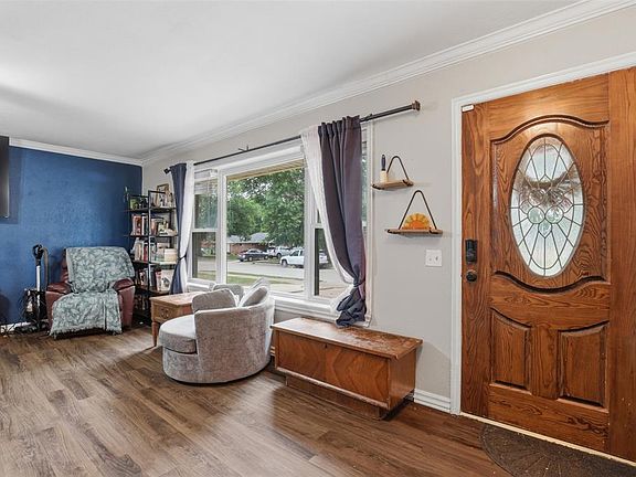 3rd image of 1209 Meadowbrook Ln