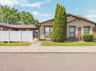 2718 Roundtree Dr, Troy, MI 48083