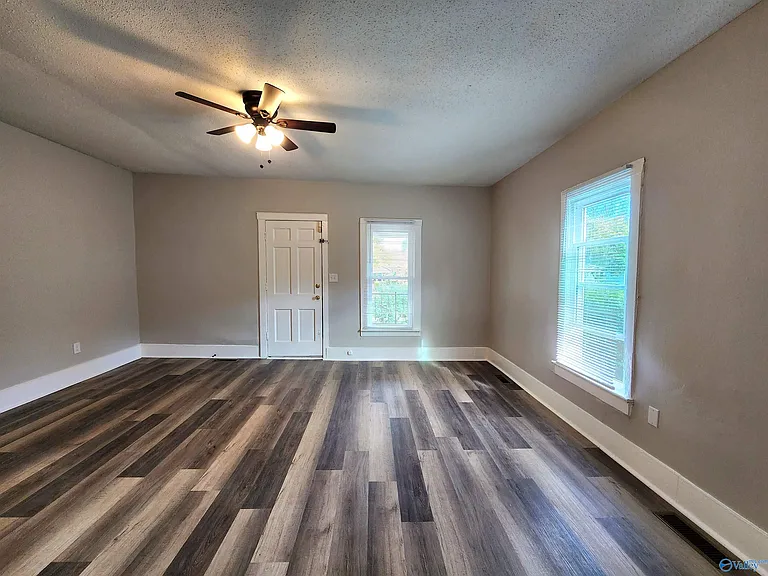 1426 Stevens Ave NE — Photo 7