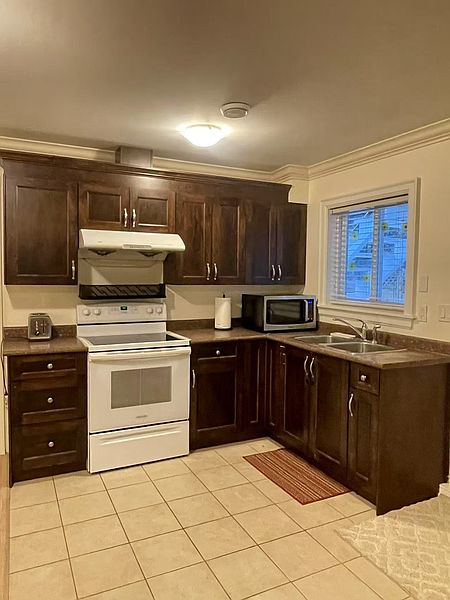 Surrey House for rent - 2 Bedrooms — photo 2