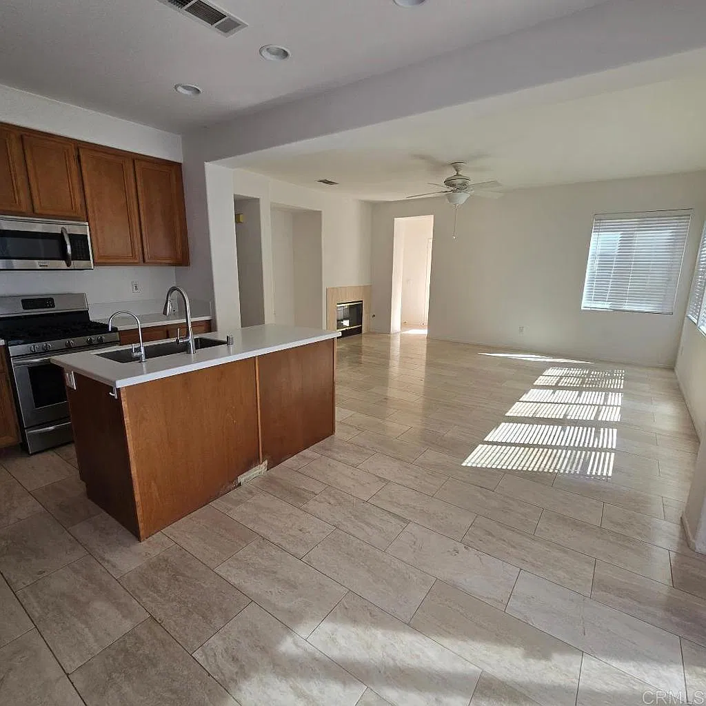 3 bed, 2.5 bath, 1909 sqft, $3,850 — Photo 3
