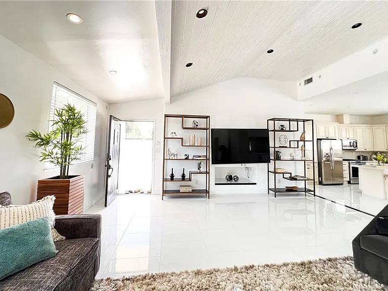 5835 Topeka Dr — Photo 18