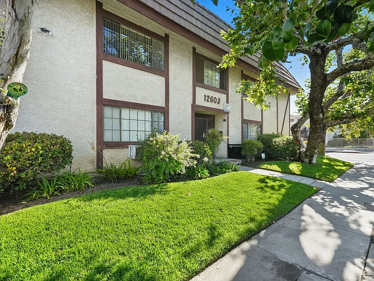 12603 Oxnard St — Photo 1