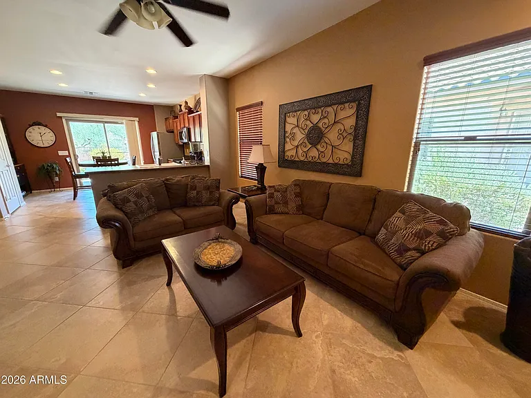 2312 N Hudson Dr — Photo 8
