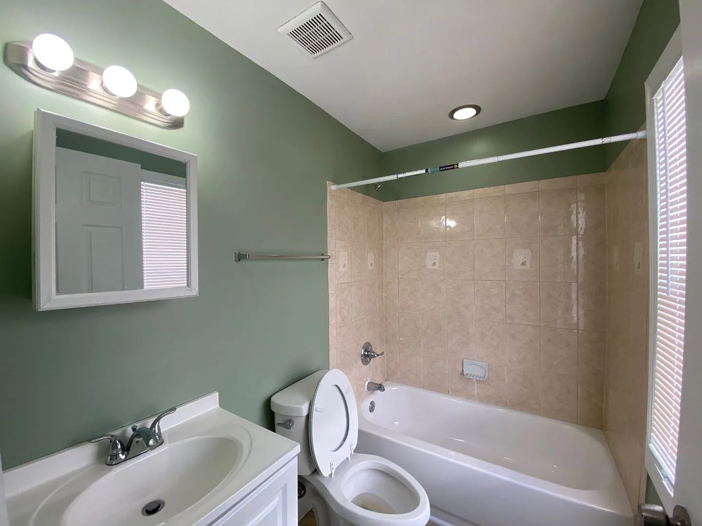 Baltimore - 2 Bedrooms and 1 baths Available! — Photo 3