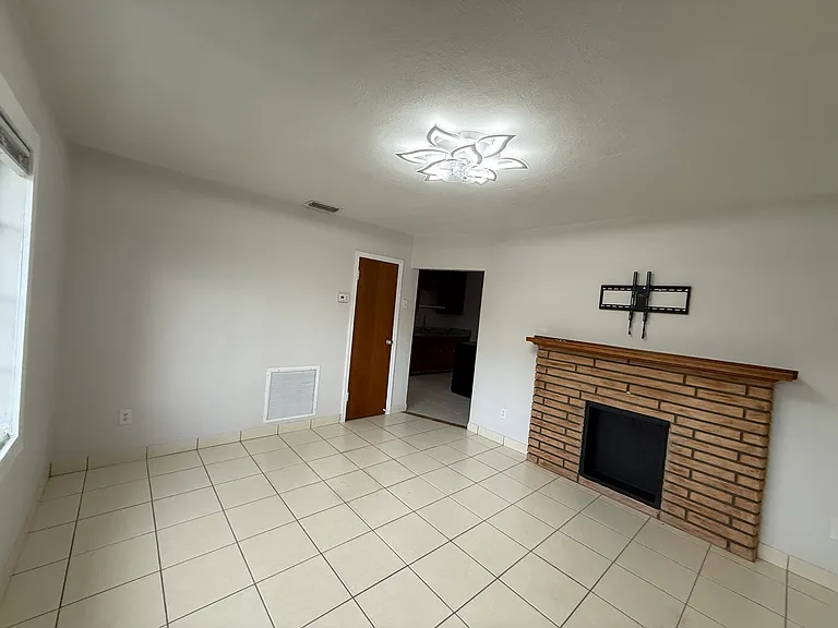 1355 Bradford Rd — Photo 3