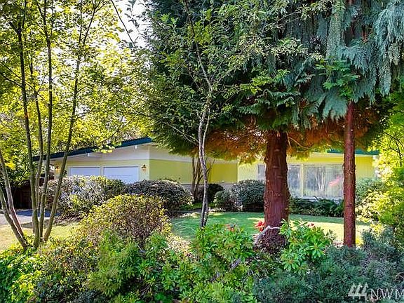 I love this view, it looks like a hidden gem, tucked away from all the hustle and bustle of your day.  Just a little oasis to call your own.