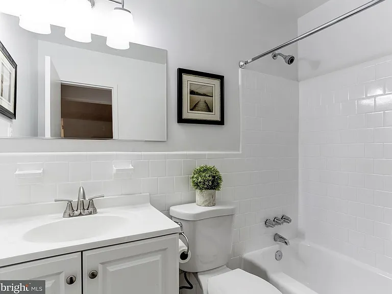2400 41st St NW #203 — Photo 20
