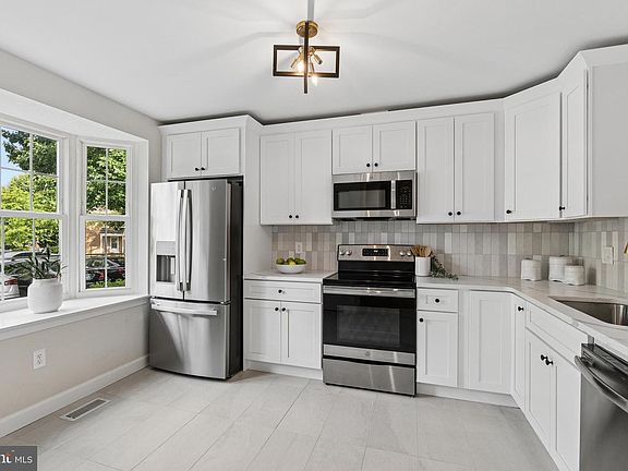 2nd image of 42 Hamlet Dr