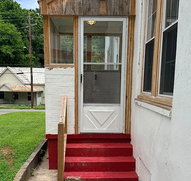 403 E Elm St — Photo 21