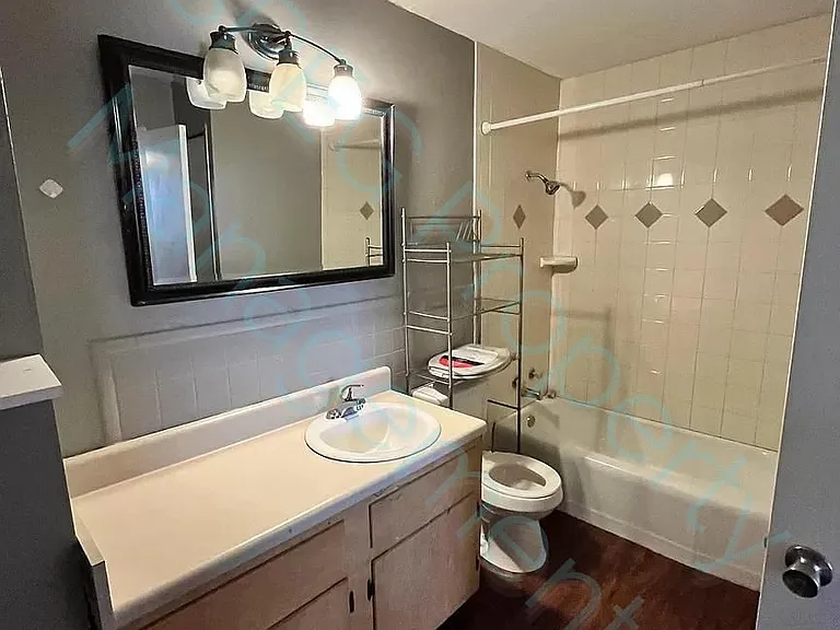 2114 Broadview Ave — Photo 3