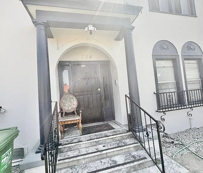 194 W 41st Pl #11 — Photo 7